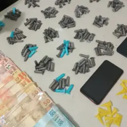 Adolescente é apreendido por tráfico com quase 800 pinos com drogas