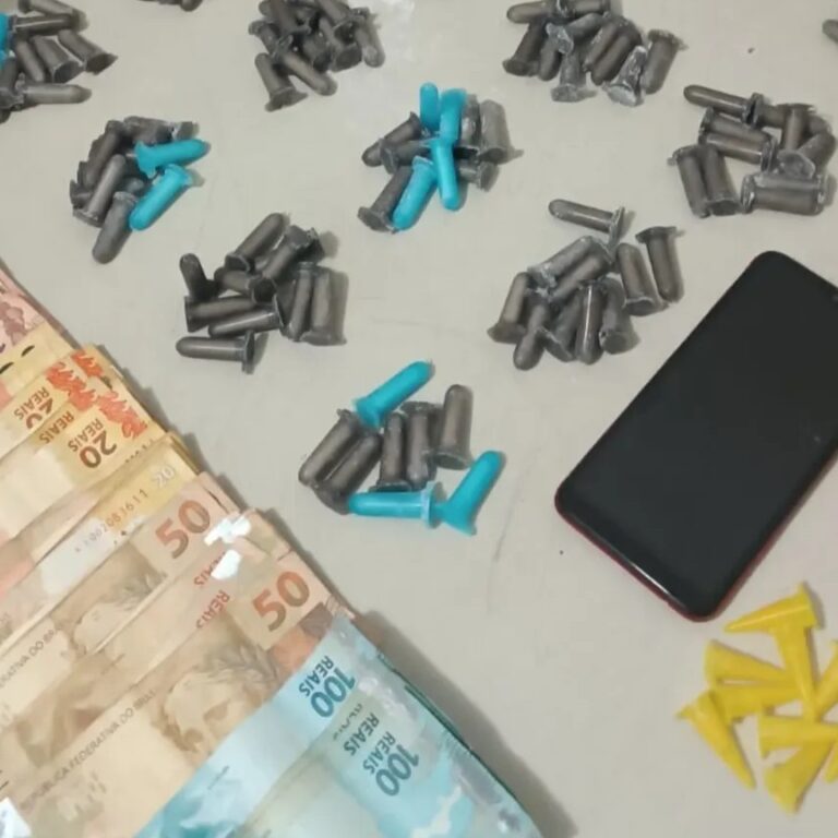 Adolescente é apreendido por tráfico com quase 800 pinos com drogas