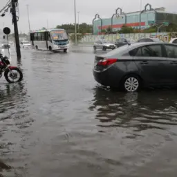 Frente fria provoca alagamentos e queda de árvores no Rio de Janeiro