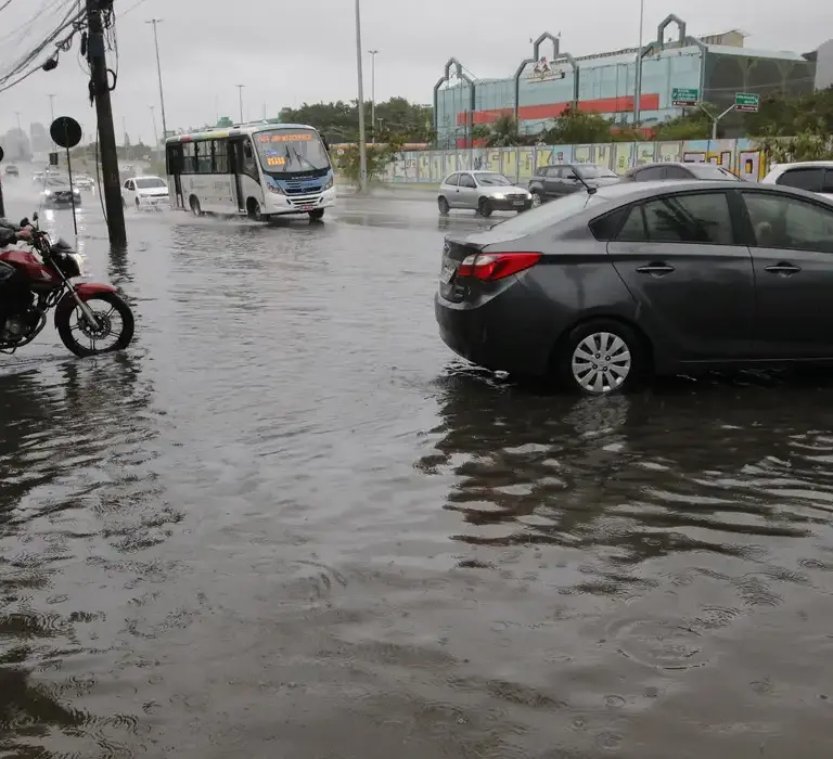 Frente fria provoca alagamentos e queda de árvores no Rio de Janeiro