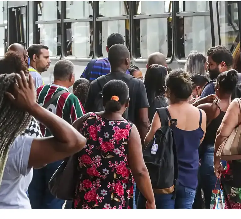 Número dos que procuram emprego há mais de dois anos cai 17,8%, diz IBGE