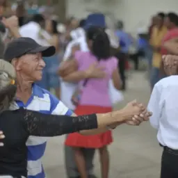 Expectativa de vida no país sobe para 76,6 anos, a maior já registrada