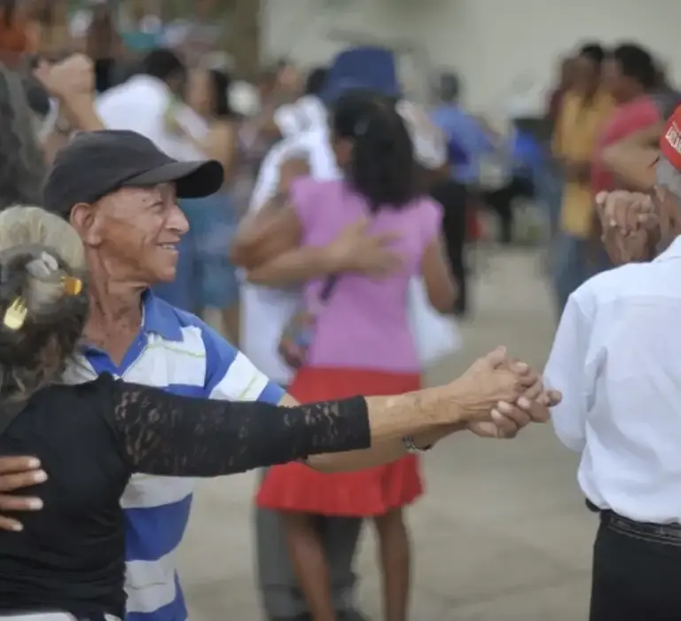 Expectativa de vida no país sobe para 76,6 anos, a maior já registrada