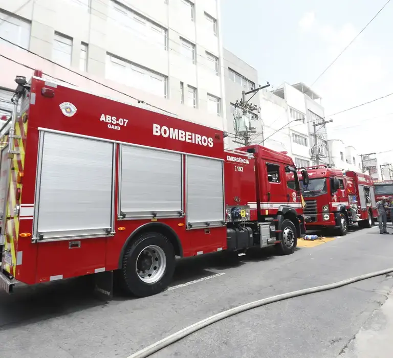 Explosão de galpão com fogos de artifício mata uma pessoa em São Paulo