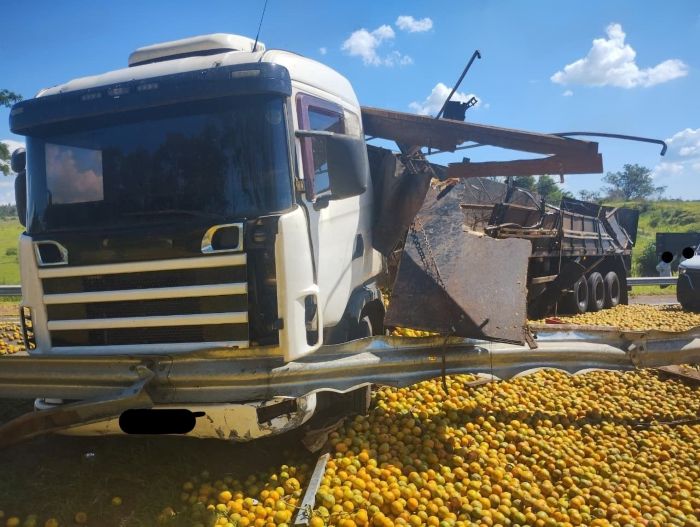 Carreta espalha carga de laranjas e causa interdição de oito horas na SP-294