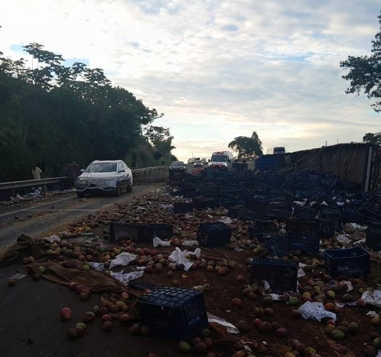 Após acidente com carreta de bananas, veículo com mangas tomba na mesma curva