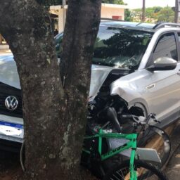 Motorista perde o controle e atinge árvore na região central de Pompeia