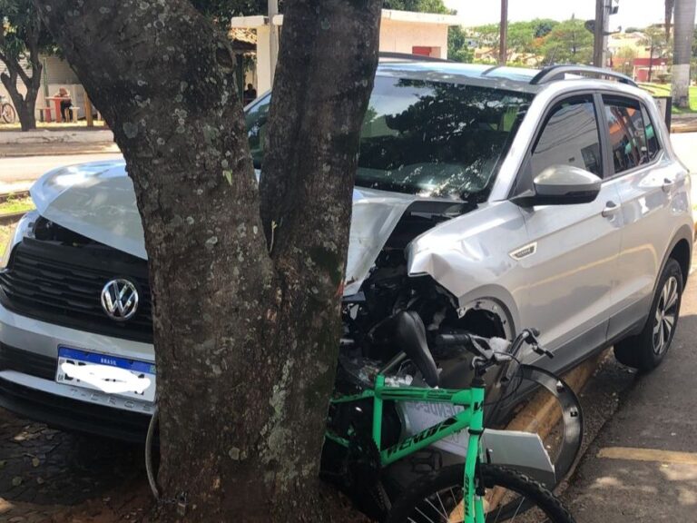 Motorista perde o controle e atinge árvore na região central de Pompeia