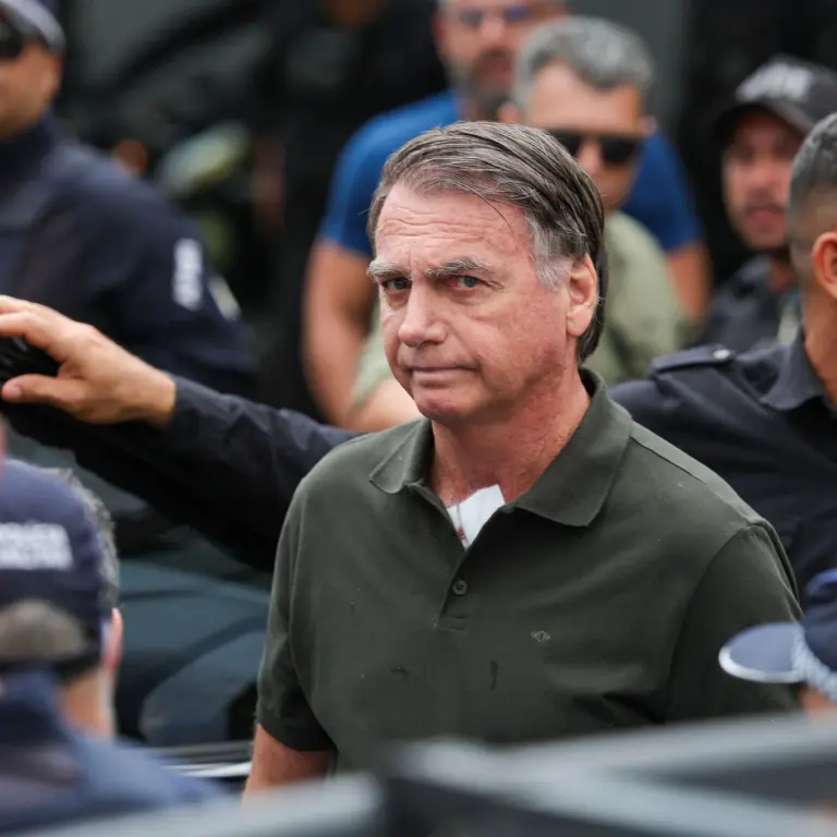 Ex-presidente Jair Bolsonaro é preso pela Polícia Federal em Brasília