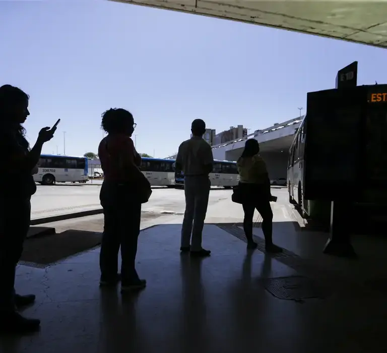 Nove em cada 10 mulheres já sofreram violência ao se deslocar à noite