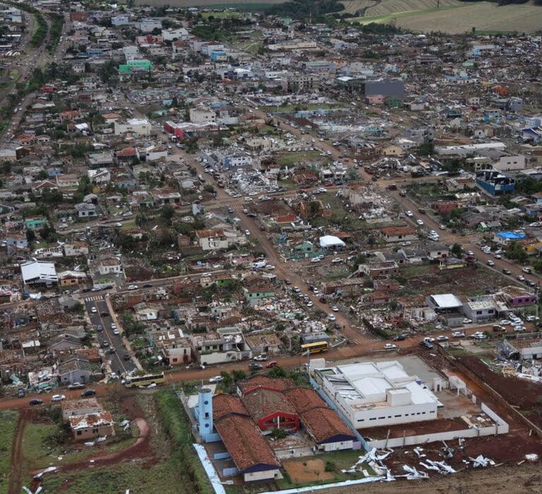 Tornado com ventos de 250 km/h leva Paraná a decretar calamidade pública