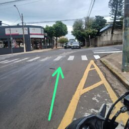 Jovem sofre acidente em rua com lixo espalhado e alerta motociclistas em Marília