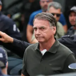 Defesa de Bolsonaro reitera pedido por cirurgia e prisão domiciliar