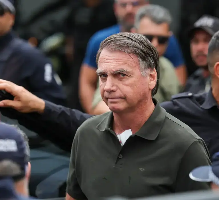 Defesa de Bolsonaro reitera pedido por cirurgia e prisão domiciliar