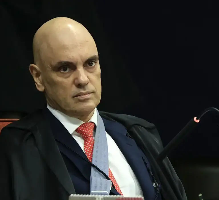 Moraes autoriza Bolsonaro a sair da prisão para cirurgia em hospital de Brasília