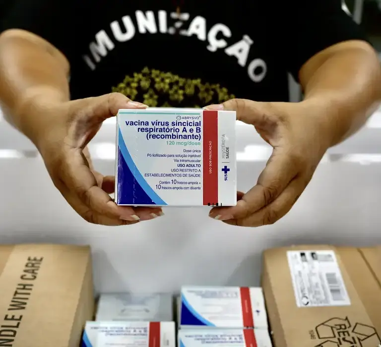 Governo começa a distribuir vacina contra vírus sincicial respiratório