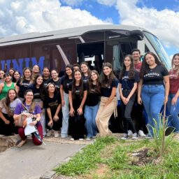Acadêmicos da Unimar levam ciência e cuidado à escola de Vera Cruz