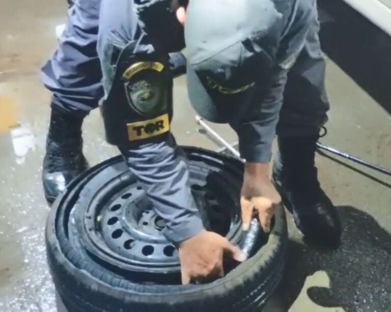 Jovem é preso com quase 18 quilos de maconha escondidos em pneus na região