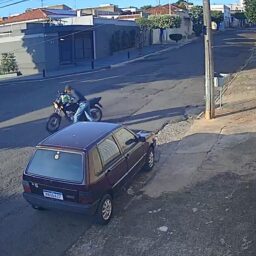 Mulher tem moto furtada na saída do plantão de trabalho; imagens mostram ação