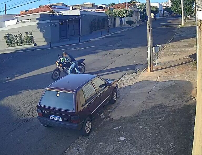 Mulher tem moto furtada na saída do plantão de trabalho; imagens mostram ação