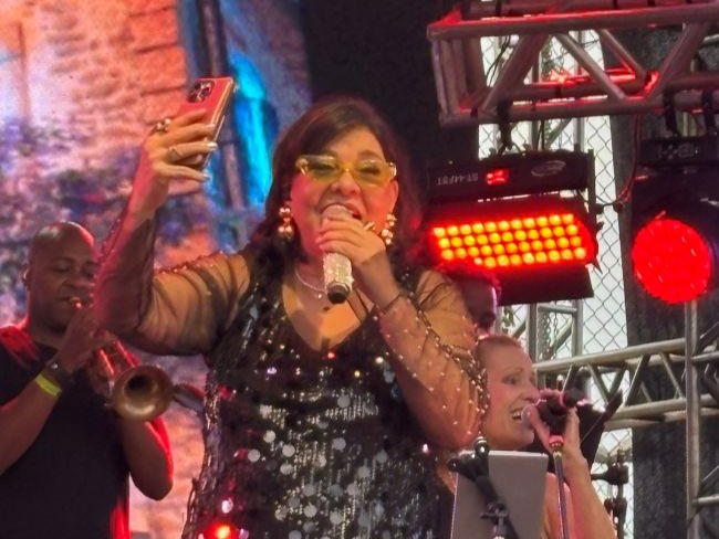 Roberta Miranda reúne cinco mil no Sesi; artista se equilibra entre tradição e mundo digital