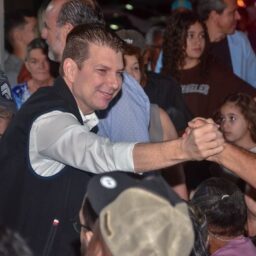 Fernando Itapuã distribui cestas básicas a famílias em situação de vulnerabilidade