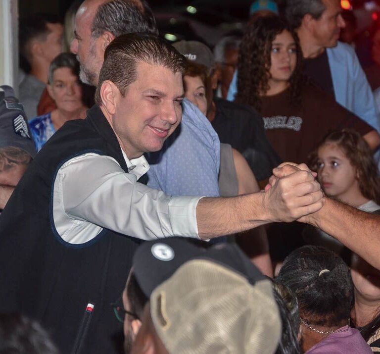 Fernando Itapuã distribui cestas básicas a famílias em situação de vulnerabilidade