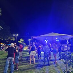 Projeto musical reúne dezenas na praça do Salão Branco em Quintana