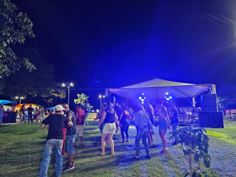 Projeto musical reúne dezenas na praça do Salão Branco em Quintana