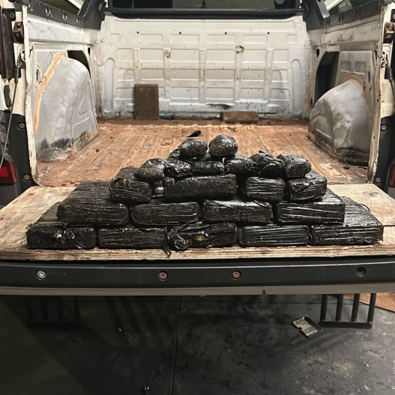 Motorista é preso em ação da PRF com mais de 11 quilos de drogas em caminhonete