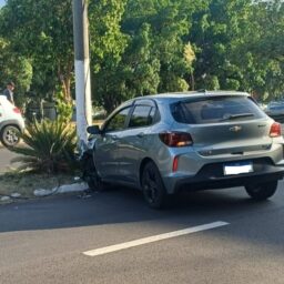 Motorista perde o controle e atinge poste em avenida da zona leste
