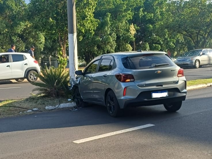 Motorista perde o controle e atinge poste em avenida da zona leste