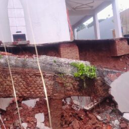 Sobrado é parcialmente interditado após desabamento no bairro Cascata