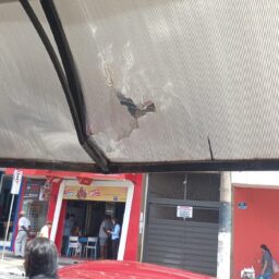 Ventania arranca e arremessa placa de loja contra carro e toldo no Centro de Marília