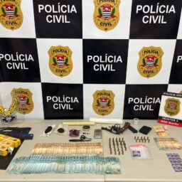 Dise prende dois com haxixe, arma e material para tráfico em condomínio