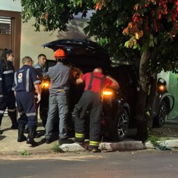 Carro desgovernado atinge veículo e invade calçada na Brigadeiro; homem fica ferido