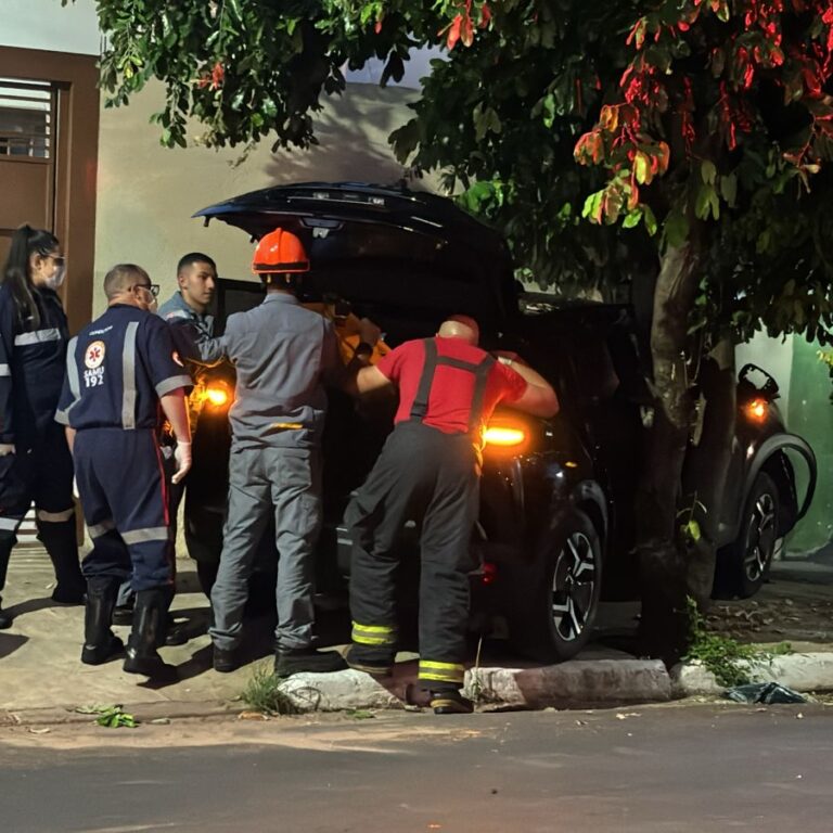 Carro desgovernado atinge veículo e invade calçada na Brigadeiro; homem fica ferido