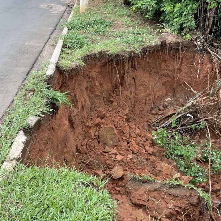 Prefeitura interdita Alameda Joaquim Cavina após surgimento de erosão