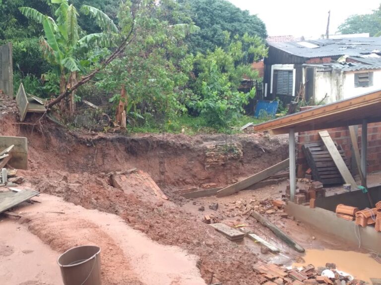 Deslizamento em Garça deixa casa interditada e família realojada