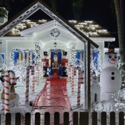 Casa com decoração natalina muda rotina de rua há 30 anos em Marília