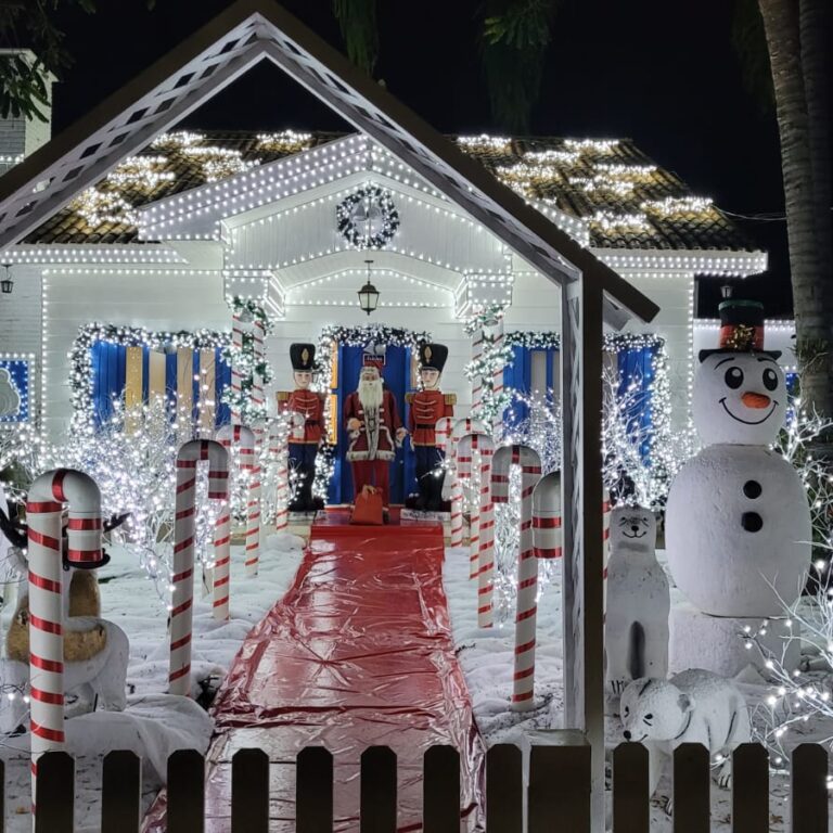 Casa com decoração natalina muda rotina de rua há 30 anos em Marília