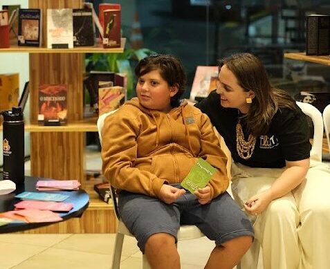 ‘A neurodivergência é também terreno fértil’, diz mãe que escreveu livro com o filho em Marília