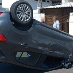 Carro capota no campus universitário após colisão; motorista fica ferido
