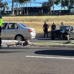 Motorista perde controle, bate em poste e fica ferido na avenida Tiradentes