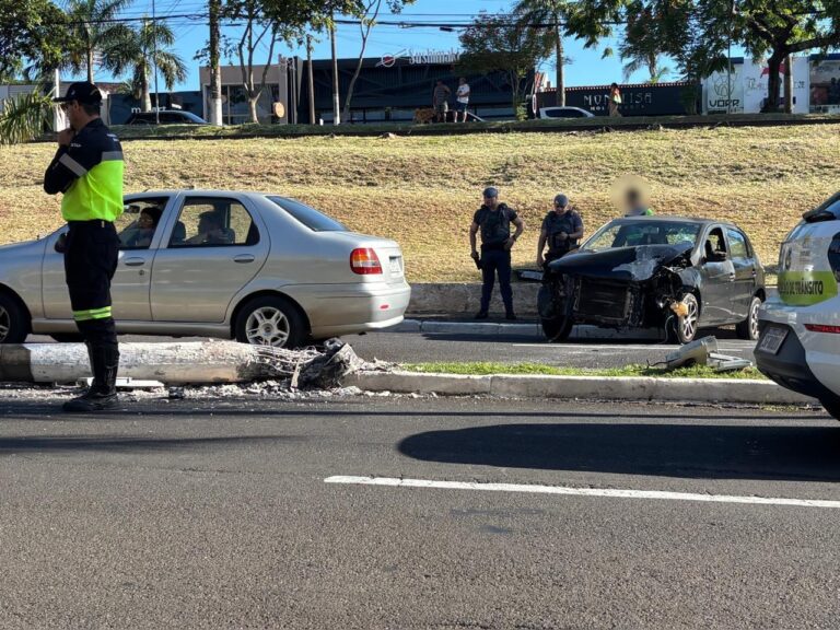 Motorista perde controle, bate em poste e fica ferido na avenida Tiradentes