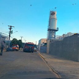 Bombeiros são acionados após incêndio em indústria na zona norte