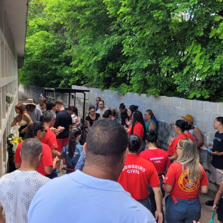 Vanessa Carvalho é sepultada sob forte comoção de familiares e amigos em Marília