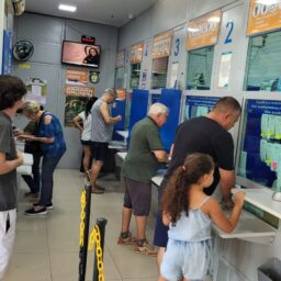 Sonho de mudar de vida leva marilienses às lotéricas pela Mega da Virada