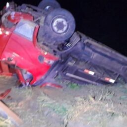 Caminhão bate em defensa metálica na SP-333 e tomba na região