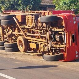 Caminhão carregado com adubo tomba na região e motorista aponta deslocamento de carga